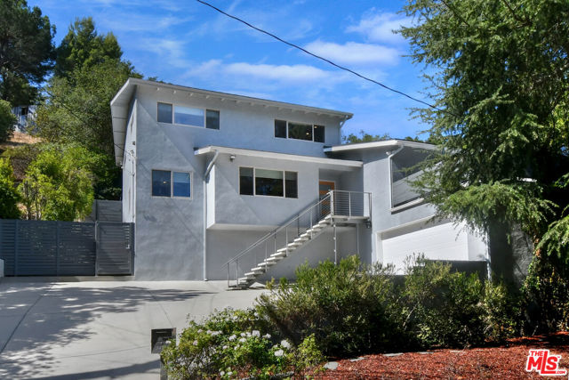 3471 Woodcliff Road, Sherman Oaks CA: https://media.crmls.org/mediaz/13b5cc3f-90b0-4c1a-a167-6beb64e96bfa.jpg