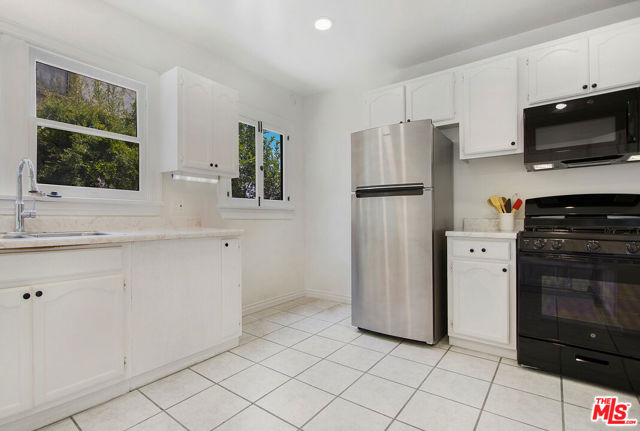 2406 3rd Avenue, Los Angeles CA: https://media.crmls.org/mediaz/13b63f32-48f3-4129-8659-1614f69266fd.jpg