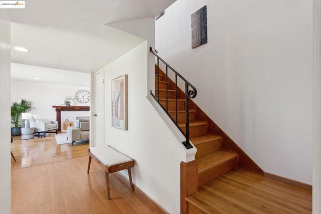 13185 Clairepointe Way, Oakland CA: https://media.crmls.org/mediaz/13b703c1-a65d-4460-83d3-0ad1dc972c01.jpg