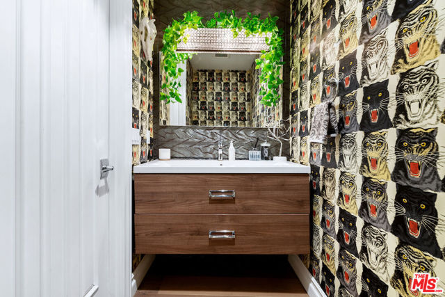 12504 Kling Street, Studio City CA: https://media.crmls.org/mediaz/13b8400e-e125-4f78-a546-9f2f596f7065.jpg