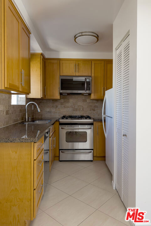 1144 10th Street, Santa Monica CA: https://media.crmls.org/mediaz/13b8e698-e68a-4529-b168-d21356dd20cc.jpg