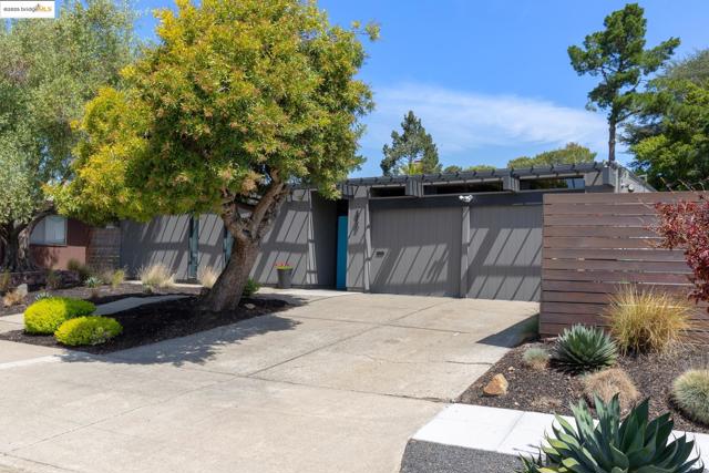 8156 Coach Dr, Oakland CA: https://media.crmls.org/mediaz/13b8fb76-01ee-4429-937f-fb65a3c8713e.jpg