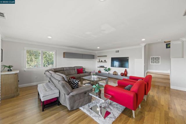 628 Sugarloaf Ct, Walnut Creek CA: https://media.crmls.org/mediaz/13b95421-95ae-4404-a35e-dc02c3e2abf8.jpg