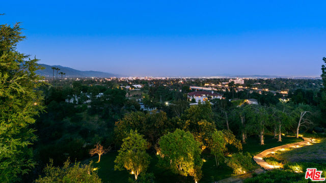 300 N San Rafael Avenue, Pasadena CA: https://media.crmls.org/mediaz/13ba1548-a2ac-47ce-9fcd-21c7019abd28.jpg