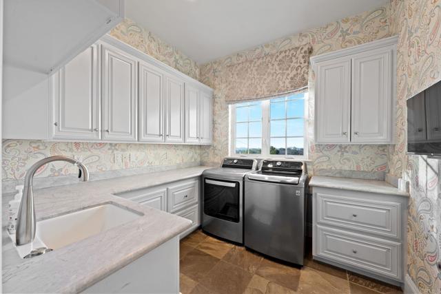 3401 Adams Run, Encinitas CA: https://media.crmls.org/mediaz/13ba2b3c-bae6-496d-812f-db1488445236.jpg