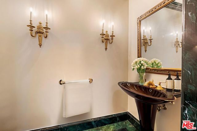 803 N Rexford Drive, Beverly Hills CA: https://media.crmls.org/mediaz/13ba2d1f-9646-46fd-8269-a278a13f8045.jpg