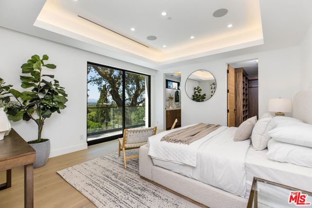 14899 Round Valley Drive, Sherman Oaks CA: https://media.crmls.org/mediaz/13bbbcb4-a581-4d69-b064-146079d85efd.jpg