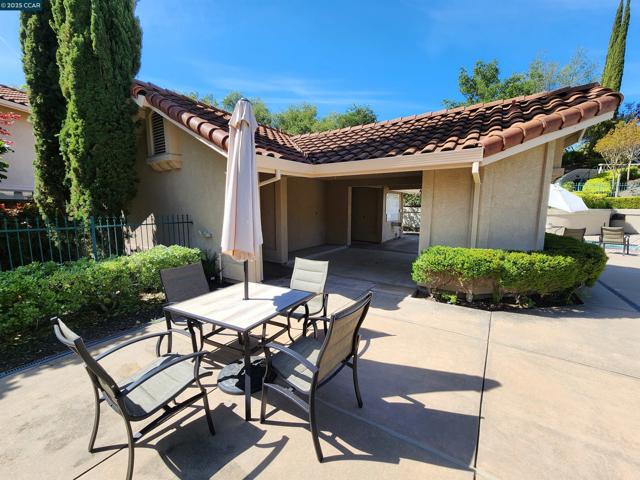 617 S Blackbrush Ln, San Ramon CA: https://media.crmls.org/mediaz/13bc0474-8d87-4a9a-8575-bbaf28e6fced.jpg