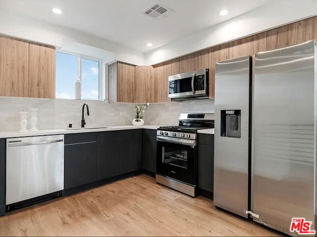 334 1/2 N Alexandria, Los Angeles CA: https://media.crmls.org/mediaz/13bc0bf8-057d-444f-85a6-ca0c3301ee6e.jpg