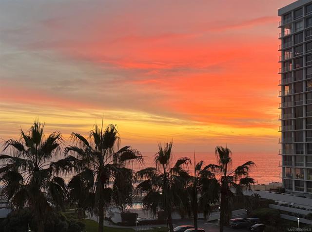 1750 Avenida Del Mundo, Coronado CA: https://media.crmls.org/mediaz/13bda25e-724d-40eb-8b08-5eb25749a432.jpg