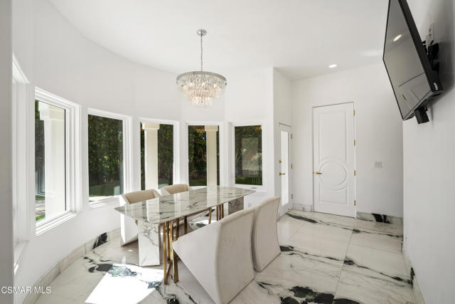 25665 Mulholland Highway, Calabasas CA: https://media.crmls.org/mediaz/13bdb1da-640c-4657-92a2-2e39b72ca4bf.jpg