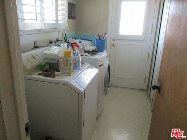 10421 S 1st Avenue, Inglewood CA: https://media.crmls.org/mediaz/13be2df1-985f-4aea-b09b-0ee74935fe02.jpg