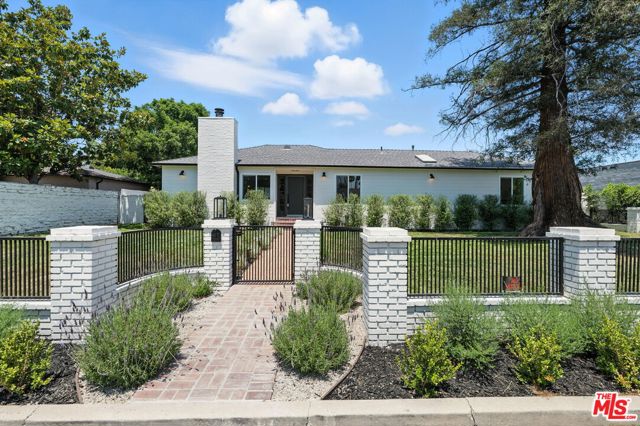 15727 Hartsook Street, Encino CA: https://media.crmls.org/mediaz/13bedb57-2e1e-42b6-b471-070fc80703b8.jpg