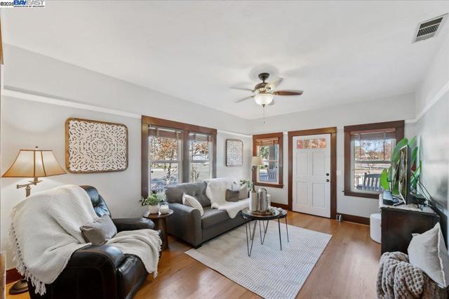 905 S Livermore Ave, Livermore CA: https://media.crmls.org/mediaz/13bfcef1-3307-4fef-b7b1-425699f8dc8c.jpg