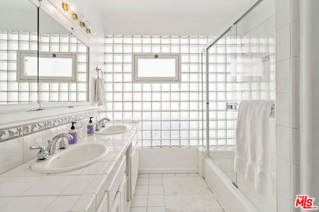 2205 ELM Avenue, Manhattan Beach, California 90266, 2 Bedrooms Bedrooms, ,2 BathroomsBathrooms,Residential,Sold,ELM,22148905