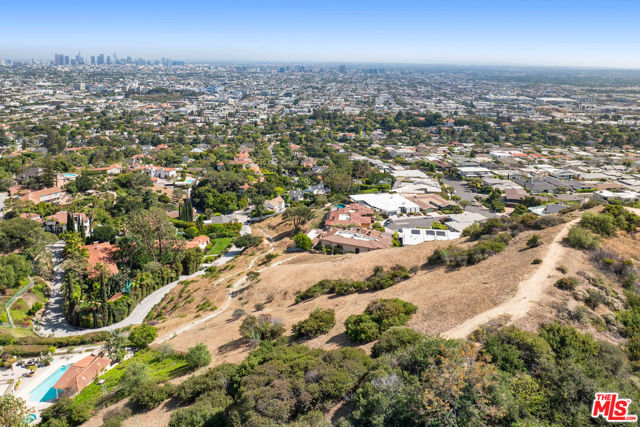 2521 Nottingham Avenue, Los Angeles CA: https://media.crmls.org/mediaz/13c02c72-7f7e-4080-b451-55bd6f996e60.jpg