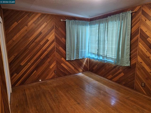 Image 21 of 38 For 627 Kern St  