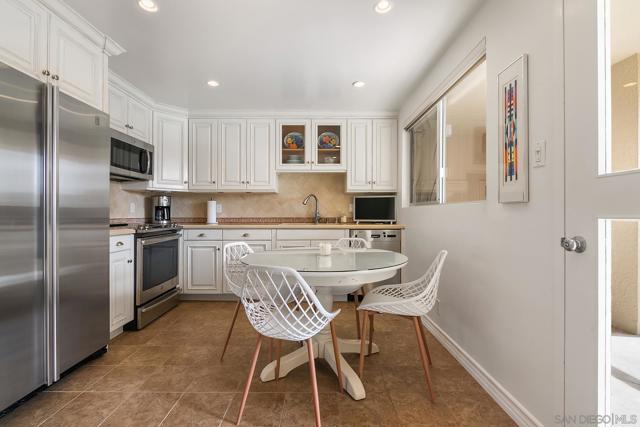 939 Coast Blvd. 5G, La Jolla CA: https://media.crmls.org/mediaz/13c15dd8-0a0c-4fc8-bc53-4ff56fc21396.jpg