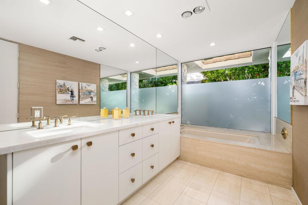 https://media.crmls.org/mediaz/13c1967c-1bd6-48b1-817a-d7af8d6be7e3.jpg?preset=X-Large