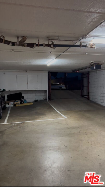 1013 Allen Avenue, Glendale CA: https://media.crmls.org/mediaz/13c2eb3c-5452-4a0c-ab7b-36105878386c.jpg