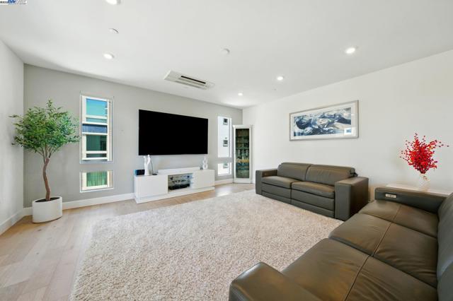5690 Metrose Ct, Dublin CA: https://media.crmls.org/mediaz/13c32943-0c7e-4ae4-b186-41ede4af9f1b.jpg