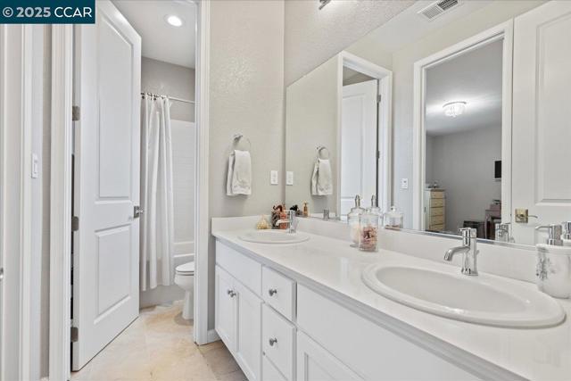 369 Parkfield Way, Oakley CA: https://media.crmls.org/mediaz/13c363bf-28da-4683-858a-a24200d7a4c3.jpg