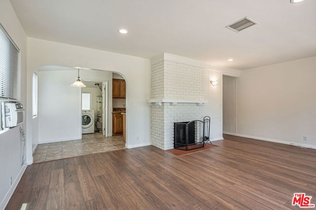 22125 Costanso Street, Woodland Hills CA: https://media.crmls.org/mediaz/13c3d042-0dec-44ea-924b-2215c945f82f.jpg