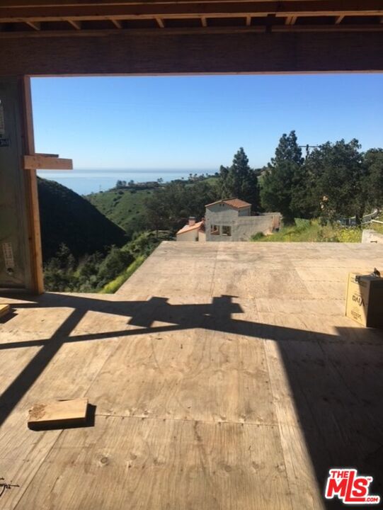 26565 Ocean View Drive, Malibu CA: https://media.crmls.org/mediaz/13c44487-d970-434d-ba7b-931ae4fafb85.jpg