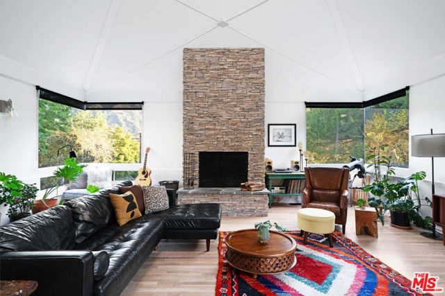 25761 Vista Verde Drive, Calabasas CA: https://media.crmls.org/mediaz/13c46a41-40c1-4952-af35-ec98f7a26733.jpg