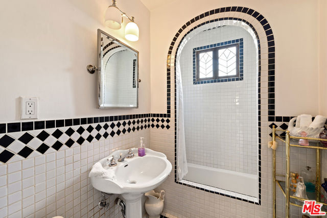 906 N Ford Street, Burbank CA: https://media.crmls.org/mediaz/13c4c3bf-fa72-44fe-b97e-069725a015b0.jpg