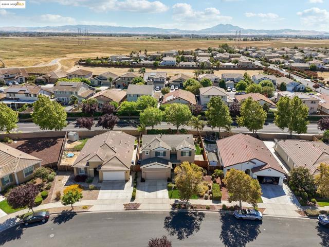 124 Clear Lake Ct, Oakley CA: https://media.crmls.org/mediaz/13c552a0-d664-4c66-9a9f-dccd20ad034c.jpg