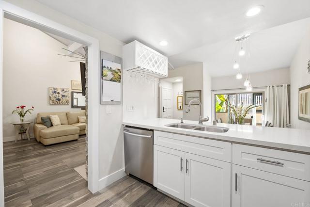Detail Gallery Image 9 of 31 For 2352 Altisma Way #13,  Carlsbad,  CA 92009 - 2 Beds | 2 Baths