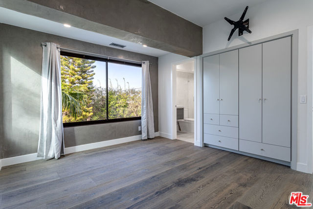 8424 Grand View Drive, Los Angeles CA: https://media.crmls.org/mediaz/13c6167e-70ef-4b12-bc70-e241833b7e47.jpg