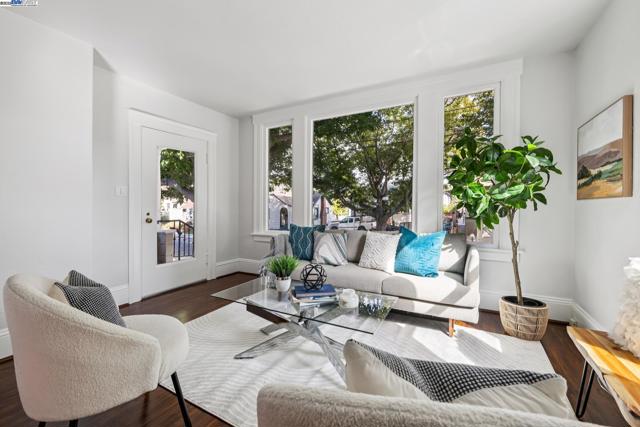 1525 Stanton St, Alameda CA: https://media.crmls.org/mediaz/13c841ca-de19-4533-afa5-57086a28a6e7.jpg