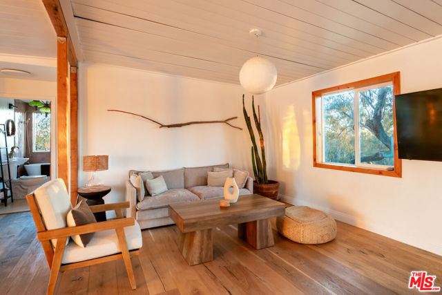 2724 Stonehill Avenue, Joshua Tree CA: https://media.crmls.org/mediaz/13c85c9c-20b6-41a1-adb9-6119c27f82dc.jpg