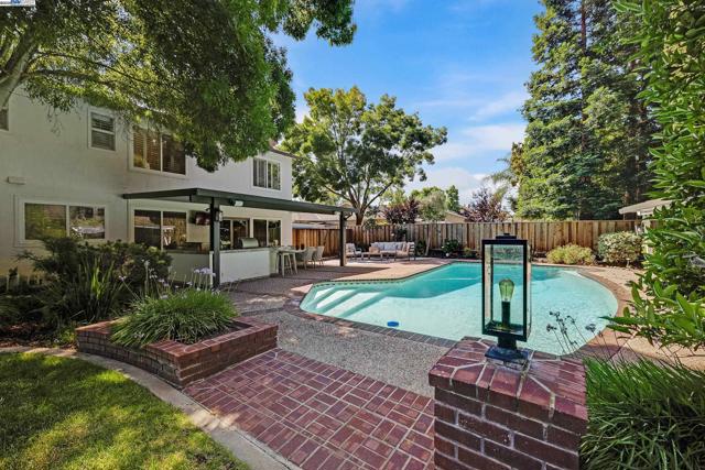 519 Ellesmere Dr, Walnut Creek CA: https://media.crmls.org/mediaz/13c8d2f5-a93d-4405-aa8f-38792a313998.jpg