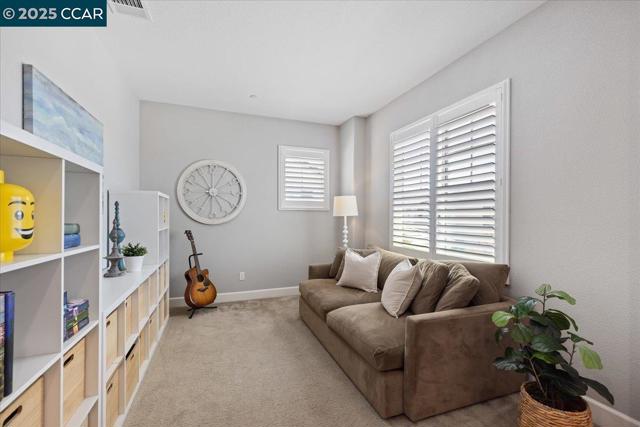 2097 Salice Way, Brentwood CA: https://media.crmls.org/mediaz/13c8d353-2834-4965-b9e3-8d79a8f99aec.jpg