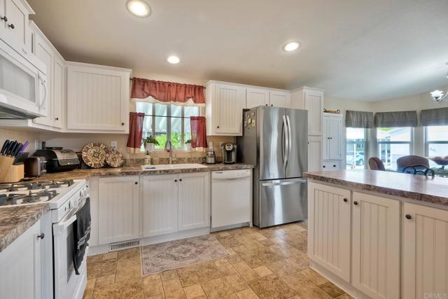 Detail Gallery Image 8 of 39 For 1001 S Hale Ave #2,  Escondido,  CA 92029 - 2 Beds | 2 Baths