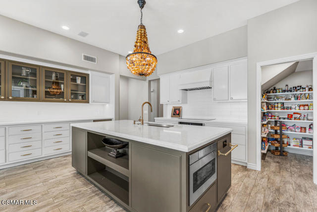 5937 Indian Terrace Drive, Simi Valley CA: https://media.crmls.org/mediaz/13c9d06d-6766-4f28-9528-9e100d5b0069.jpg