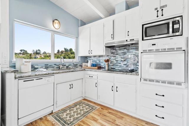 247 Rio Del Mar Boulevard, Aptos CA: https://media.crmls.org/mediaz/13c9dedf-2ded-4814-aed0-a254ec01d892.jpg