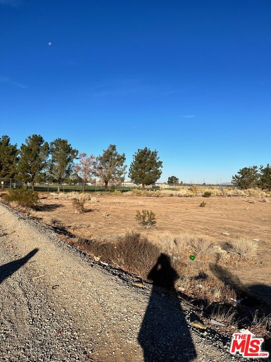 1001 Del Cerro Street, Victorville CA: https://media.crmls.org/mediaz/13cb1d00-0db6-47c9-a90d-606757d4a2f6.jpg