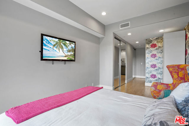 16123 W Sunset Boulevard, Pacific Palisades CA: https://media.crmls.org/mediaz/13cb3e6b-2c8b-4ac1-b437-5680f4d3cad6.jpg