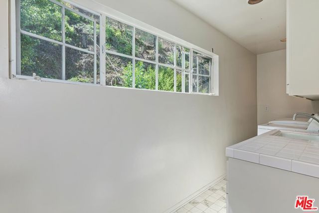 1041 Chantilly Road, Los Angeles CA: https://media.crmls.org/mediaz/13cbead0-0670-4312-9c78-e5acc50eb815.jpg