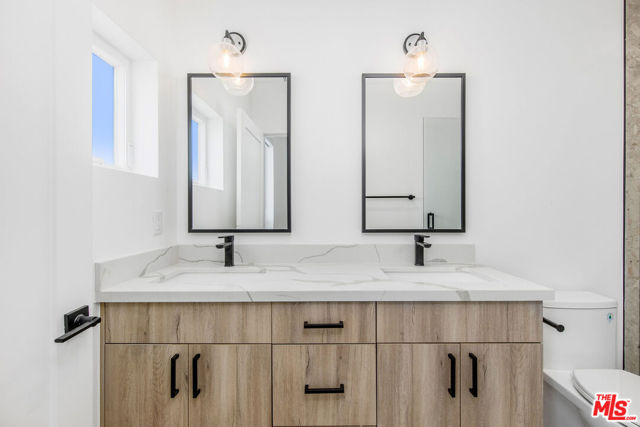 1616 S Sycamore Avenue, Los Angeles CA: https://media.crmls.org/mediaz/13cc054a-42ce-43a0-ac91-100123651eb5.jpg