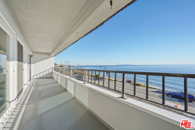 18000 Coastline Drive, Malibu CA: https://media.crmls.org/mediaz/13ccc05c-ce03-49a2-8552-547dcf5ab3a6.jpg