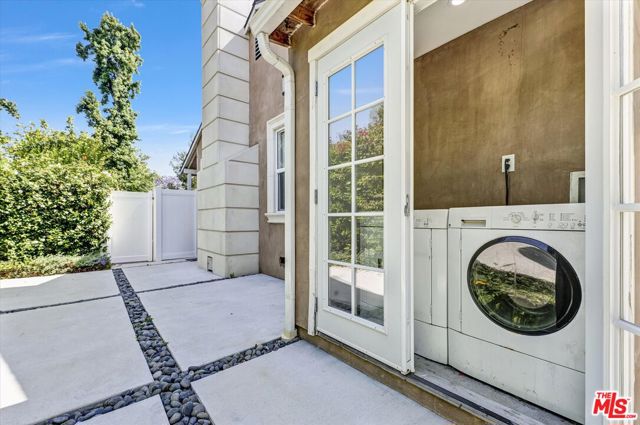13964 La Maida Street, Sherman Oaks CA: https://media.crmls.org/mediaz/13ccce32-7fb1-42d8-9f2b-dfe848e109b8.jpg