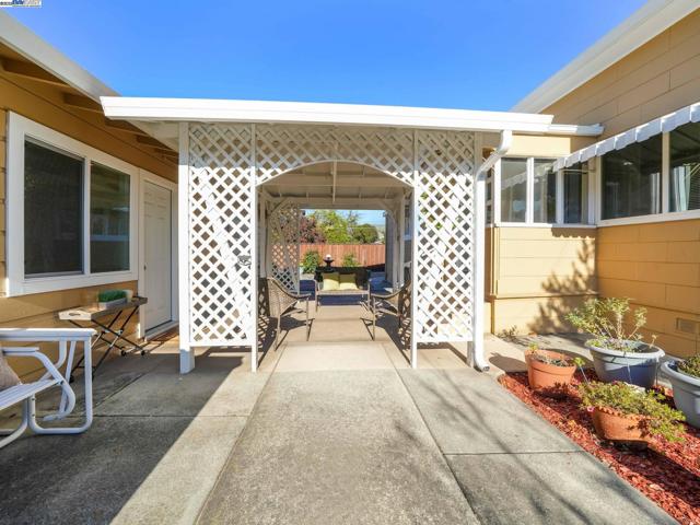 589 S M St, Livermore CA: https://media.crmls.org/mediaz/13cd882f-e4a6-496f-bb2d-b475fa41fa11.jpg