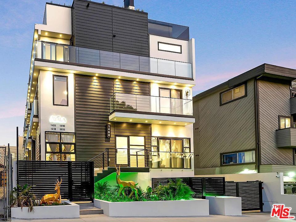 1/2 N Poinsettia Place