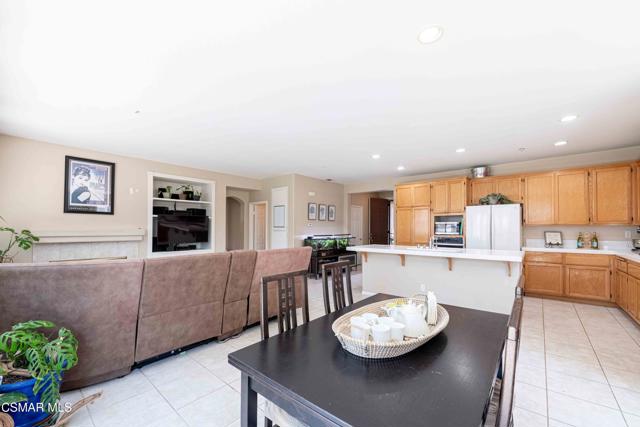 1633 Lola Way, Oxnard CA: https://media.crmls.org/mediaz/13cdde23-da5a-47ec-8d98-02c5c4184c24.jpg