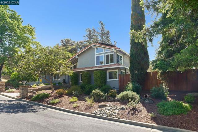 1020 Molad Ct, Concord CA: https://media.crmls.org/mediaz/13ce0596-6335-4586-9cd1-34db4afe9478.jpg